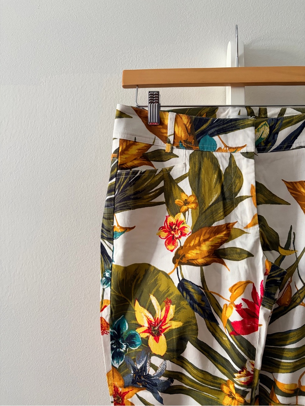 Women’s Cache Floral Crop Pants - Picture 2 of 4